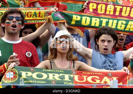 (Dpa) - halten portugiesischen Fans Fan Schals während das Eröffnungsspiel der Euro 2004-Fußballturnier zwischen Portugal und Griechenland im Dragao Stadion in Porto, Portugal, 12. Juni 2004. Griechenland verärgert bevorzugte Portugal 2: 1. Stockfoto