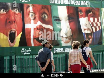 (Dpa) - Fußgänger zu Fuß passieren ein großes Plakat, das die bemalten Gesichter der Fußballfans (v.l) aus Deutschland, Dänemark, Italien und Kroatien, Werbung der Fußball-Europameisterschaft 2004 in Porto, Portugal, 9. Juni 2004 zeigt. Das Eröffnungsspiel gegen Portugal und Griechenland, wird in Porto auf Samstag, 12. Juni 2004 Auftakt. Stockfoto