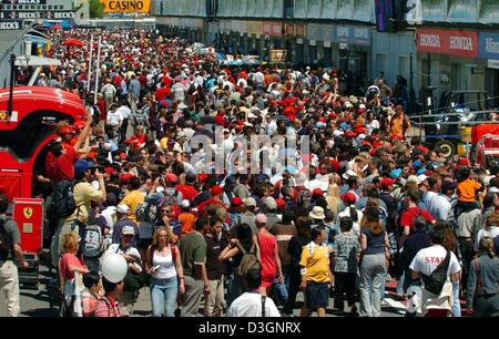 (Dpa) - gehen Sie Massen von Besuchern entlang der Boxengasse auf die Formel 1 Rennstrecke in Montreal, Kanada, 10. Juni 2004. Besucher dürfen auf der Rennstrecke während der traditionellen "Tag der offenen Tür", ein paar Tage vor dem Start des Grand Prix von Kanada am Sonntag, 13. Juni 2004 laufen. Stockfoto
