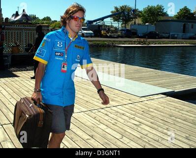 (Dpa) - kommt spanische Formel 1 Piloten Fernando Alonso mit einer Aktentasche auf der Koppel auf die Formel 1 Rennstrecke in Montreal, Kanada, 10. Juni 2004. Der Grand Prix von Kanada fängt gehen am Sonntag, 13. Juni 2004. Stockfoto