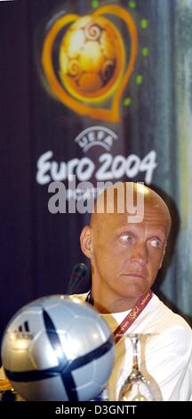 (Dpa) - italienische UEFA-Schiedsrichter Pierluigi Collina während einer Pressekonferenz hinter "Roteiro", den offiziellen Ball der Euro 2004 Fußball Meisterschaft in Espinho, Portugal, 9. Juni 2004 sitzt. Collina ist einer der insgesamt zwölf Schiedsrichter während der Meisterschaft, die gerade ihre letzte allgemeine Ausbildung abgeschlossen haben. Collina wird das Eröffnungsspiel zwischen Portugal Schiedsrichter Stockfoto