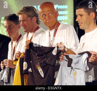 (Dpa) - UEFA-Schiedsrichter (von R) deutsche Schiedsrichter Markus Merk, italienischen Schiedsrichter Pierluigi Collina, schwedischen Schiedsrichter Anders Frisk und Lubos Michel aus der Tschechischen Republik gemeinsam ihre Trikots präsentieren, die sie während der Meisterschaft in Espinho, Portugal, 9. Juni 2004 tragen werden. Die insgesamt zwölf Schiedsrichter haben ihre letzte allgemeine Ausbildung gerade abgeschlossen und Collina wird Stockfoto