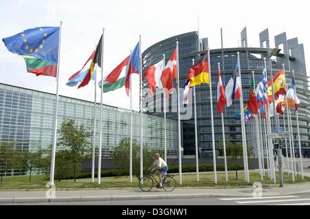 (Dpa) - Welle die Nationalflaggen der 25 Mitglieder der Europäischen Union im Wind vor dem Gebäude des Europäischen Parlaments in Straßburg, Frankreich, 10. Juni 2004. Die Wahlen für das Europäische Parlament wird am Sonntag, 13. Juni 2004, statt die Wahl insgesamt 732 Abgeordneten des neuen Parlaments. Stockfoto