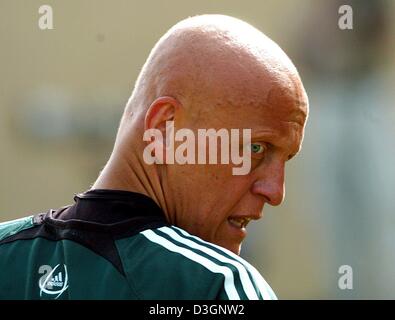 (Dpa) - sieht italienischen UEFA Schiedsrichter Pierluigi Collina über seine Schulter während der allgemeinen Abschlusstraining mit seinen Kollegen in Espinho, Portugal, 9. Juni 2004. Collina ist einer der insgesamt zwölf Schiedsrichter für die Fußball-Europameisterschaft 2004 und wird das Eröffnungsspiel zwischen Portugal und Griechenland am Samstag, 12. Juni Schiedsrichter 2004.l Stockfoto