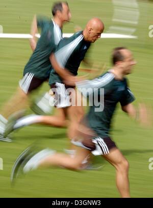 (Dpa) - italienische UEFA Schiedsrichter Pierluigi Collina (vorne) und seine Kollegen laufen über das Spielfeld, wie sie in den allgemeinen Abschlusstraining in Espinho, Portugal, 9. Juni 2004 zu beteiligen. Collina ist einer der insgesamt zwölf Schiedsrichter der Fußball-Europameisterschaft 2004 und wird das Eröffnungsspiel zwischen Portugal und Griechenland auf Samstag, 12. Juni 2004 Schiedsrichter. Stockfoto