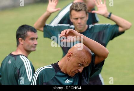 (Dpa) - italienische UEFA Schiedsrichter Pierluigi Collina (vorne) und seine Kollegen beteiligen sich an der allgemeinen Abschlusstraining in Espinho, Portugal, 9. Juni 2004. Collina ist einer der insgesamt zwölf Schiedsrichter der Fußball-Europameisterschaft 2004 und wird das Eröffnungsspiel zwischen Portugal und Griechenland auf Samstag, 12. Juni 2004 Schiedsrichter. Stockfoto