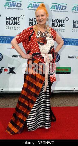 (Dpa) - britische Modedesignerin Vivienne Westwood lächelt und stellt, wie sie für der ersten Frauen World Award im Congress-Centrum in Hamburg, Deutschland, 9. Juni 2004. Westwood erhielt den World Fashion Award für ihre innovativen Leistungen als extravagante Designer. Die Auszeichnung ehrt die Frauen, die einen wesentlichen Beitrag für die Weltgesellschaft gemacht haben. Stockfoto