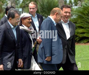 (Dpa) - German Chancellor Gerhard Schroeder (R) legt seinen Arm um russischen Präsidenten Vladimir Putin, wie sie bei einem Spaziergang Fuß, gefolgt von (L) Präsident der Europäischen Kommission Romano Prodi, Jemens Präsident Ali Abdallah Saleh und kanadischen Premier Paul Martin am ersten Tag des G8-Gipfels auf Sea Island, Georgia, USA, 9. Juni 2004. Für die nächsten drei Tage die Staats-und Regierungschefs Stockfoto