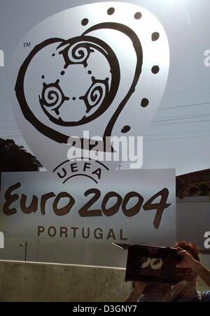 (Dpa) - ein Kameramann filmt das Logo der Fußball-Europameisterschaft 2004 in der Presse-Zentrum in Porto, Portugal, 8. Juni 2004. Das Eröffnungsspiel der Fußball-Europameisterschaft 2004 wird am Samstag, 12. Juni 2004 stattfinden. Stockfoto