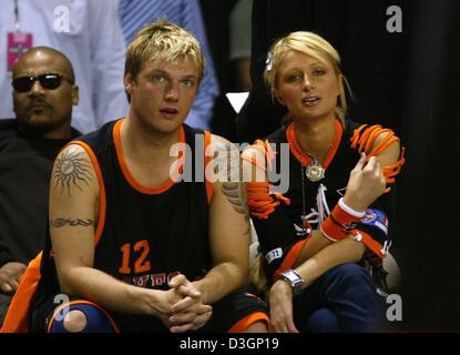 (Dpa) - US-Milliardär Erbin Paris Hilton und ihr Freund Nick Carter, ehemaliger Sänger der Backstreet Boys, beobachten Sie die Action während des NBA All-Star-Spiels in Los Angeles, Kalifornien, USA, 14. Februar 2004. Stockfoto