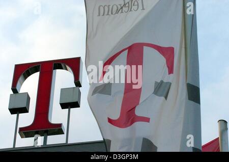 (Dpa) - A flag zeigt das Logo des Telekommunikationskonzerns, die Deutsche Telekom flattert im Wind vor der Unternehmenszentrale in Bonn, Deutschland, 9. März 2004. Deutsche Telekom zurück zu dem Schwarz im Jahr 2003 mit einem dünnen Überschuss von 1,253 Milliarden Euro, aber keine Dividende bezahlt werden würde, da Telekom weiterhin seine Schulden zu senken, Telekom angekündigt Mittwoch, 10. März 2004. Stockfoto