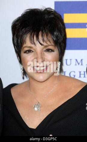 (Dpa) - US-Schauspielerin und Sängerin Liza Minnelli ("Cabaret") bei ihrer Ankunft an der Human Rights Campaign Awards in Los Angeles, USA, 7. März 2004 lächelt. Minnelli wird ihren 58. Geburtstag am 12. März 2004 zu feiern. Stockfoto