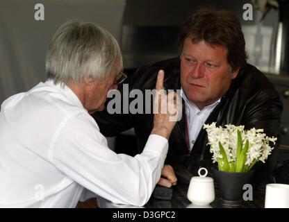 (Dpa) Die F1-Chef Bernie Ecclestone und Mercedes Sportdirektor Norbert Haug (rechts), ein Gespräch auf der Rennstrecke 'Albert Park' auf Sonntag, 7. März 2004, in Melbourne. Stockfoto