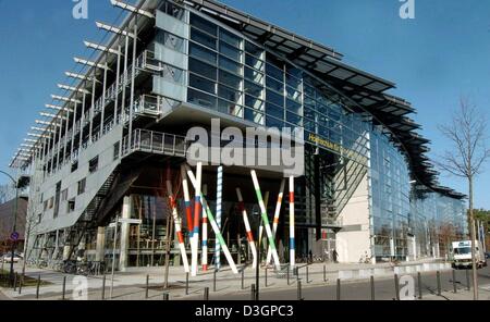 (Dpa) - ein Blick auf den Neubau der Film Schule "Hochschule Fuer Film Und Fernsehen Konrad Wolf" auf dem Campus der Mediapark in Potsdam-Babelsberg, Deutschland, 24. Februar 2004. Die traditionelle Schule feiert in diesem Jahr sein 50-jähriges bestehen. Im Jahr 1982 wurde die Schule nach der DEFA-Regisseur Konrad Wolf benannt. Jedes Jahr mehr als 1.300 Bewerber aus Deutschland und ab Stockfoto