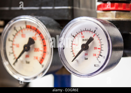 industrielle Barometer in blaue Luft Kompressoren, weißer Hintergrund Stockfoto