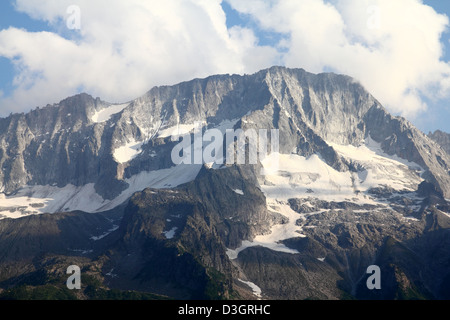 Rhätischen Alpen im Trentino, Italien. Gesehen von der Straße zum Tonale Pass. Schöne Berge. Stockfoto