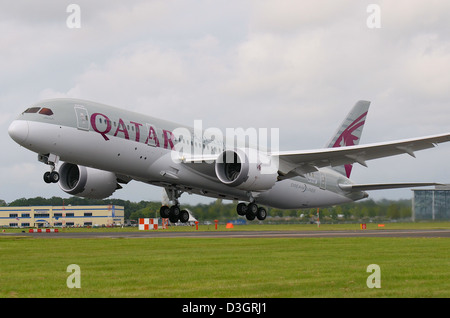 Boeing 787 Dreamliner Jet Flugzeug N10187 in Qatar Airways Farben startet in Farnborough. Testen Sie Flugzeuge von brandneuen Stockfoto