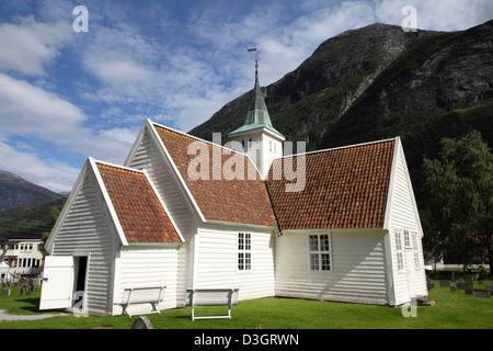 Norwegen, Sogn Fjordane Grafschaft. Weißen Holzkirche in Olden. Stockfoto