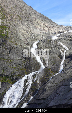 Norwegen, Nationalpark Jostedalsbreen. Wasserfall aus Gletscher Jostedalsbreen, fallen ins Tal Briksdalen. Stockfoto