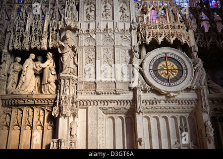 16. Jahrhundert extravagante gotische astrologische Uhr in dem Chor der Kathedrale von Chartres, Frankreich. Stockfoto