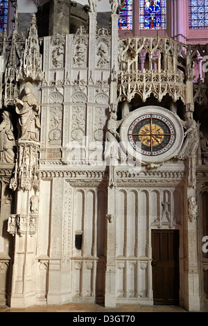 16. Jahrhundert extravagante gotische astrologische Uhr in dem Chor der Kathedrale von Chartres, Frankreich. Stockfoto