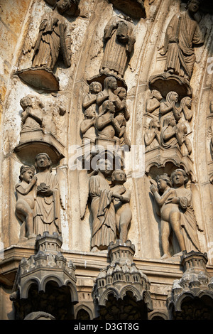 Mittelalterliche gotische Skulpturen aus dem Südportal der Kathedrale von Chartres, Frankreich. Stockfoto