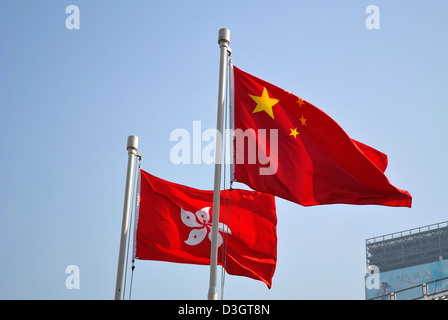 China und Hongkong Fahnen im wind Stockfoto