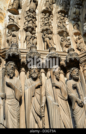 Mittelalterliche gotische Skulpturen aus dem Südportal der Kathedrale von Chartres, Frankreich. Stockfoto