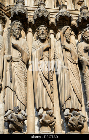 Mittelalterliche gotische Skulpturen aus dem Südportal der Kathedrale von Chartres, Frankreich. Ein UNESCO-Weltkulturerbe. Stockfoto