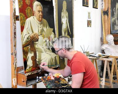 Auf seine zweite Porträt des Abschieds Papst Benedict XVI. in seinem Studio in Leipzig, Deutschland, 19. Februar 2013 arbeitet der Künstler Michael Triegel "Papstmaler" ("Papst-Maler") genannt. 1 m hoch und 72 cm breite Porträt ist ein Auftragswerk für die deutsche Botschaft an den Apostolischen Stuhl in Rom. Es soll als Leihgabe nach Rom an Joseph Ratzingers Geburtstag am 16. April 2013 geliefert werden. Foto: Waltraud Grubitzsch Stockfoto