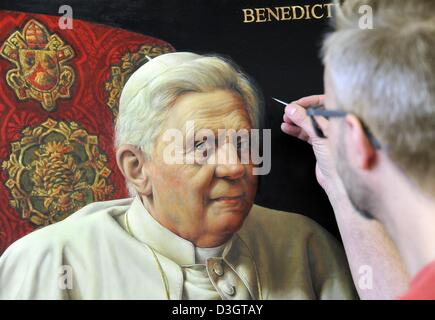 Auf seine zweite Porträt des Abschieds Papst Benedict XVI. in seinem Studio in Leipzig, Deutschland, 19. Februar 2013 arbeitet der Künstler Michael Triegel "Papstmaler" ("Papst-Maler") genannt. 1 m hoch und 72 cm breite Porträt ist ein Auftragswerk für die deutsche Botschaft an den Apostolischen Stuhl in Rom. Es soll als Leihgabe nach Rom an Joseph Ratzingers Geburtstag am 16. April 2013 geliefert werden. Foto: Waltraud Grubitzsch Stockfoto