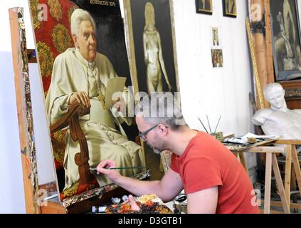 Auf seine zweite Porträt des Abschieds Papst Benedict XVI. in seinem Studio in Leipzig, Deutschland, 19. Februar 2013 arbeitet der Künstler Michael Triegel "Papstmaler" ("Papst-Maler") genannt. 1 m hoch und 72 cm breite Porträt ist ein Auftragswerk für die deutsche Botschaft an den Apostolischen Stuhl in Rom. Es soll als Leihgabe nach Rom an Joseph Ratzingers Geburtstag am 16. April 2013 geliefert werden. Foto: Waltraud Grubitzsch Stockfoto