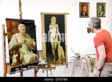 Auf seine zweite Porträt des Abschieds Papst Benedict XVI. in seinem Studio in Leipzig, Deutschland, 19. Februar 2013 arbeitet der Künstler Michael Triegel "Papstmaler" ("Papst-Maler") genannt. 1 m hoch und 72 cm breite Porträt ist ein Auftragswerk für die deutsche Botschaft an den Apostolischen Stuhl in Rom. Es soll als Leihgabe nach Rom an Joseph Ratzingers Geburtstag am 16. April 2013 geliefert werden. Foto: Waltraud Grubitzsch Stockfoto