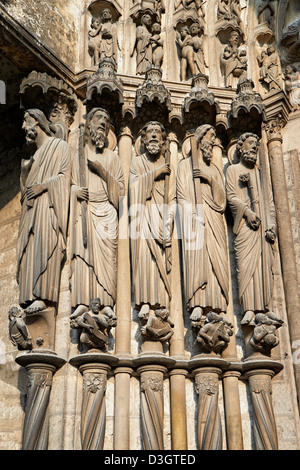 Mittelalterliche gotische Skulpturen aus dem Südportal der Kathedrale von Chartres, Frankreich. Ein UNESCO-Weltkulturerbe. Stockfoto