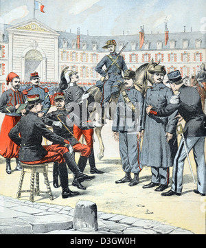 Neue französische Uniformen für die französische Armee oder Soldaten in einem Hof des Hôtel des Invalides oder Les Invalides Paris Frankreich (März 1903) Vintage oder Alte Illustration oder Gravur 1903 Stockfoto