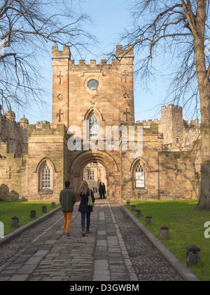 Studenten, die zu Fuß in die Einfahrt zu historischen Durham Castle heute Teil der Universität Stockfoto