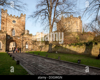 Studenten, die zu Fuß aus dem Eingang zur historischen Durham Castle heute Teil der Universität Stockfoto