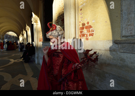 Ein wirklich niedlich Teufel unter der Veranda des Palazzo Ducale in 2013 Karneval; Venedig, Veneto. Italien. Stockfoto