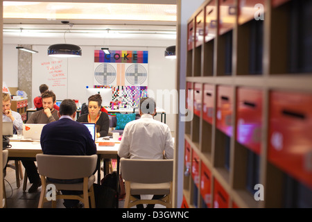 Zentrale arbeiten, im Herzen von East London Tech City, flexible Arbeitsräume arbeitete innerhalb Google Campus, London, UK Stockfoto