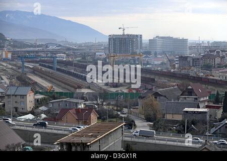 Ein Blick auf die Fracht-terminal (vorne) und zahlreichen Baustellen in Sotshi, Russland, 4. Februar 2013. Die Olympischen Winterspiele 2014 werden im Ferienort am Schwarzen Meer von Sotschi stattfinden.  Foto: Jan Woitas Stockfoto