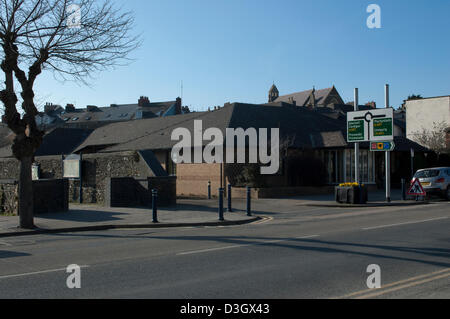 Aberystwyth, Wales, UK. 19. Februar 2013. Vorgeschlagenen Standort für die Mill Street-Entwicklung in Aberystwyth, wo Pläne sind vorhanden, um neue Handel bringen und Beschäftigung in die Stadt über neue Shops, einschließlich unbestätigte Berichte über eine Marks, und Spencer und Tesco. Die Sanierung ist nicht unproblematisch, als Häuser, Geschäfte, die Stadt Hauptparkplatz und Old Drill Hall müssen werden abgerissen, um genügend Raum, mit einige Mieter weigert sich, lassen Sie fast 2 Jahre nach ursprüngliche Plänen vorgestellt wurden. Bildnachweis: Barry Watkins / Alamy Live News Stockfoto