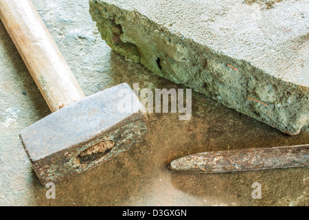 Maurer-Werkzeuge (Hammer, Meißel und Block), Bau Hintergrund Stockfoto