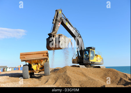 Strand-Nachschub auf Hayling Island, Hampshire, uk, mit schweren Maschinenpark Stockfoto