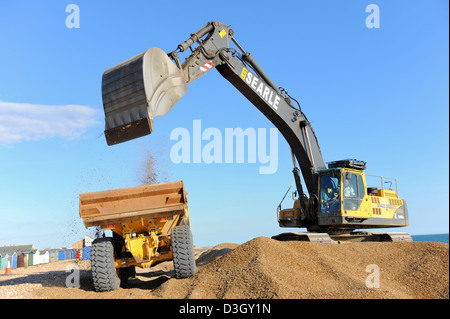 Strand-Nachschub auf Hayling Island, Hampshire, uk, mit schweren Maschinenpark Stockfoto