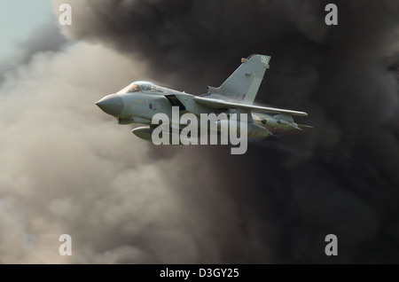 Royal Air Force Panavia Tornado GR4 Düsenflugzeug nimmt an einer Vorführung mit Pyrotechnik Teil. Explosionsrauch. Kampfdemonstration Stockfoto