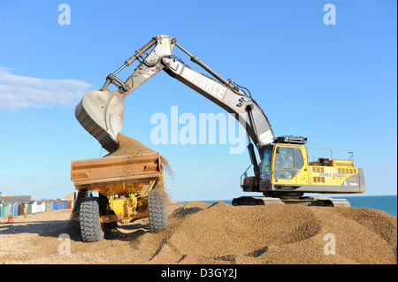 Strand-Nachschub auf Hayling Island, Hampshire, uk, mit schweren Maschinenpark Stockfoto