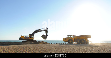 Strand-Nachschub auf Hayling Island, Hampshire, uk, mit schweren Maschinenpark Stockfoto