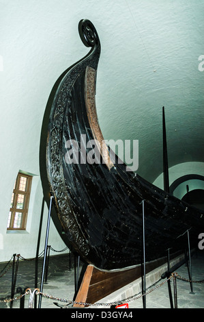 Das Oseberg-Schiff, ein gut erhaltenes Wikingerschiff entdeckt in einem großen Grabhügel in der Nähe von Tønsberg, Norwegen Stockfoto
