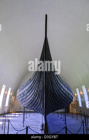 Das gut erhaltene Gokstad-Schiff aus einem Grabhügel bei Gokstad und Gjekstad Betriebe in Sandefjord, Vestfold, Norwegen ausgegraben. Stockfoto