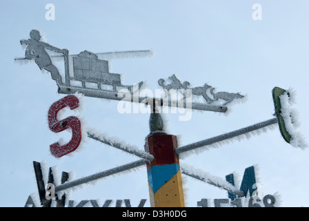 Wegweiser Himmelsrichtungen im antarktischen Winter. Stockfoto